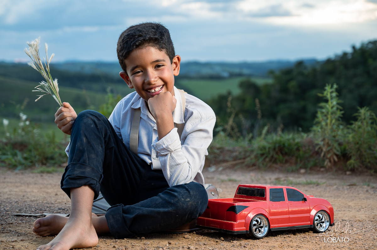 fotografia-de-criança-retrato-infantil-retratos-de-criança-ensaio-fotografico-infantil-retro-roupa-infantil-retro-para-menino-mala-antiga-boina-retratos-na-fazenda-fotografa-especializada-em-crianças-em-barbacena-mg-isabela-lobato-fotografia-bq-mg