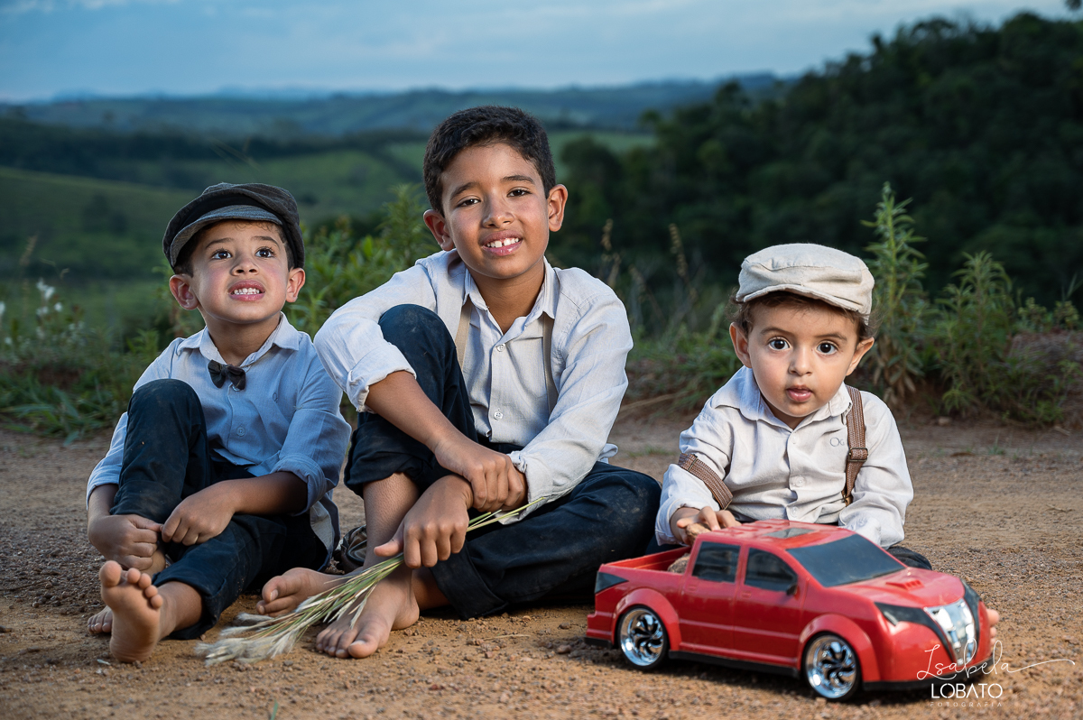 fotografia-de-criança-retrato-infantil-retratos-de-criança-ensaio-fotografico-infantil-retro-roupa-infantil-retro-para-menino-mala-antiga-boina-retratos-na-fazenda-fotografa-especializada-em-crianças-em-barbacena-mg-isabela-lobato-fotografia-bq-mg
