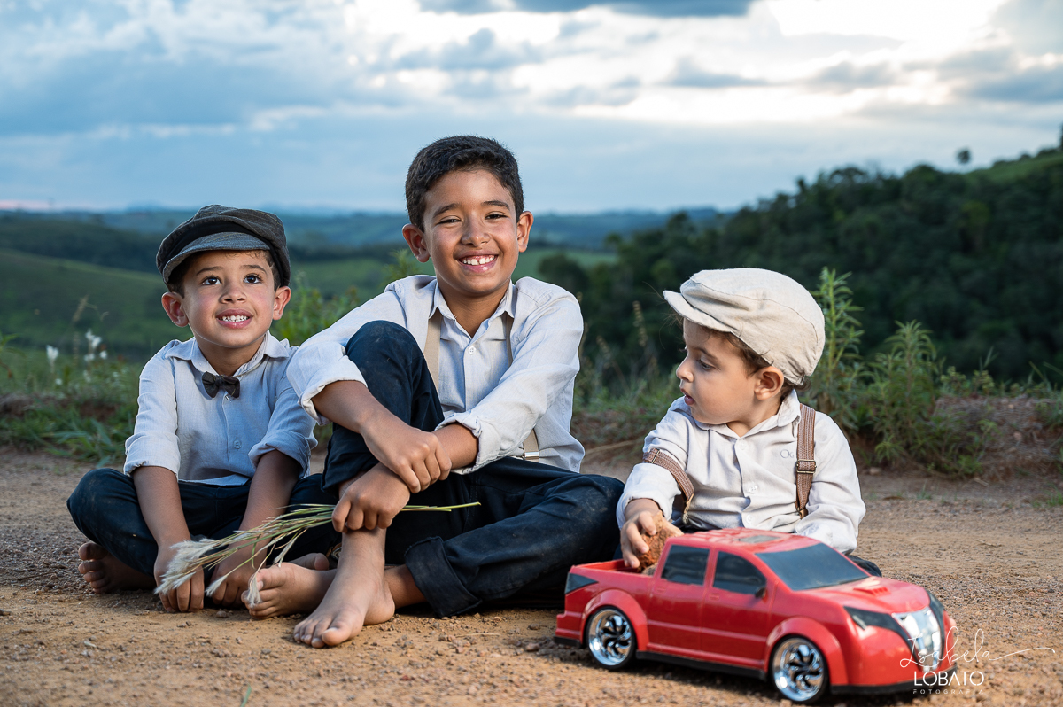 fotografia-de-criança-retrato-infantil-retratos-de-criança-ensaio-fotografico-infantil-retro-roupa-infantil-retro-para-menino-mala-antiga-boina-retratos-na-fazenda-fotografa-especializada-em-crianças-em-barbacena-mg-isabela-lobato-fotografia-bq-mg
