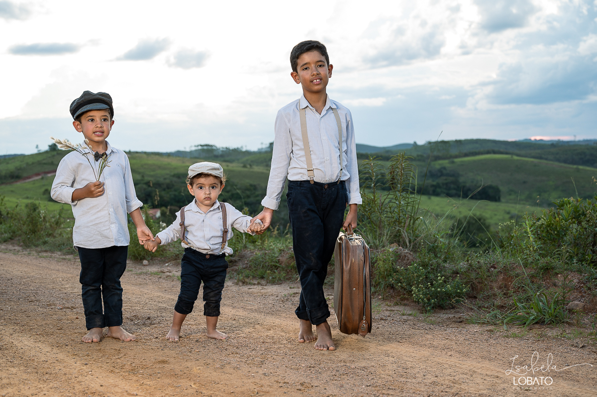 fotografia-de-criança-retrato-infantil-retratos-de-criança-ensaio-fotografico-infantil-retro-roupa-infantil-retro-para-menino-mala-antiga-boina-retratos-na-fazenda-fotografa-especializada-em-crianças-em-barbacena-mg-isabela-lobato-fotografia-bq-mg