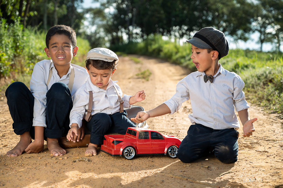 fotografia-de-criança-retrato-infantil-retratos-de-criança-ensaio-fotografico-infantil-retro-roupa-infantil-retro-para-menino-mala-antiga-boina-retratos-na-fazenda-fotografa-especializada-em-crianças-em-barbacena-mg-isabela-lobato-fotografia-bq-mg