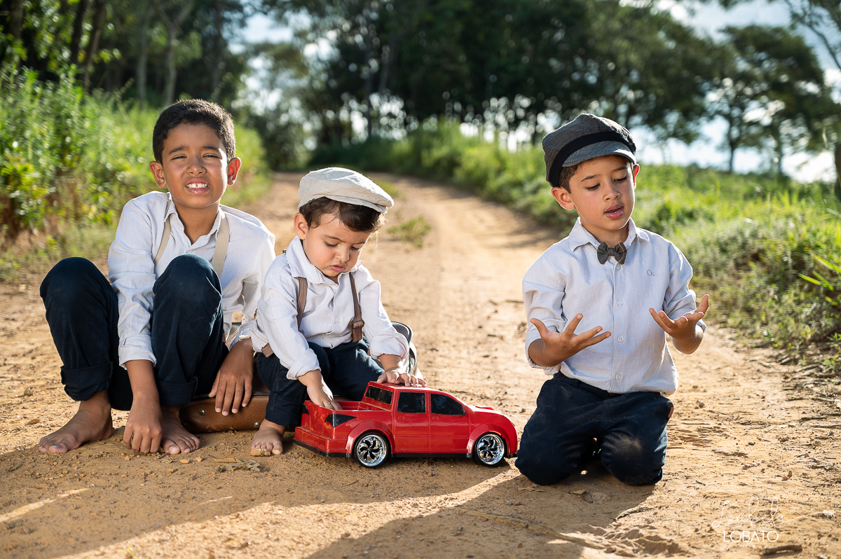 fotografia-de-criança-retrato-infantil-retratos-de-criança-ensaio-fotografico-infantil-retro-roupa-infantil-retro-para-menino-mala-antiga-boina-retratos-na-fazenda-fotografa-especializada-em-crianças-em-barbacena-mg-isabela-lobato-fotografia-bq-mg