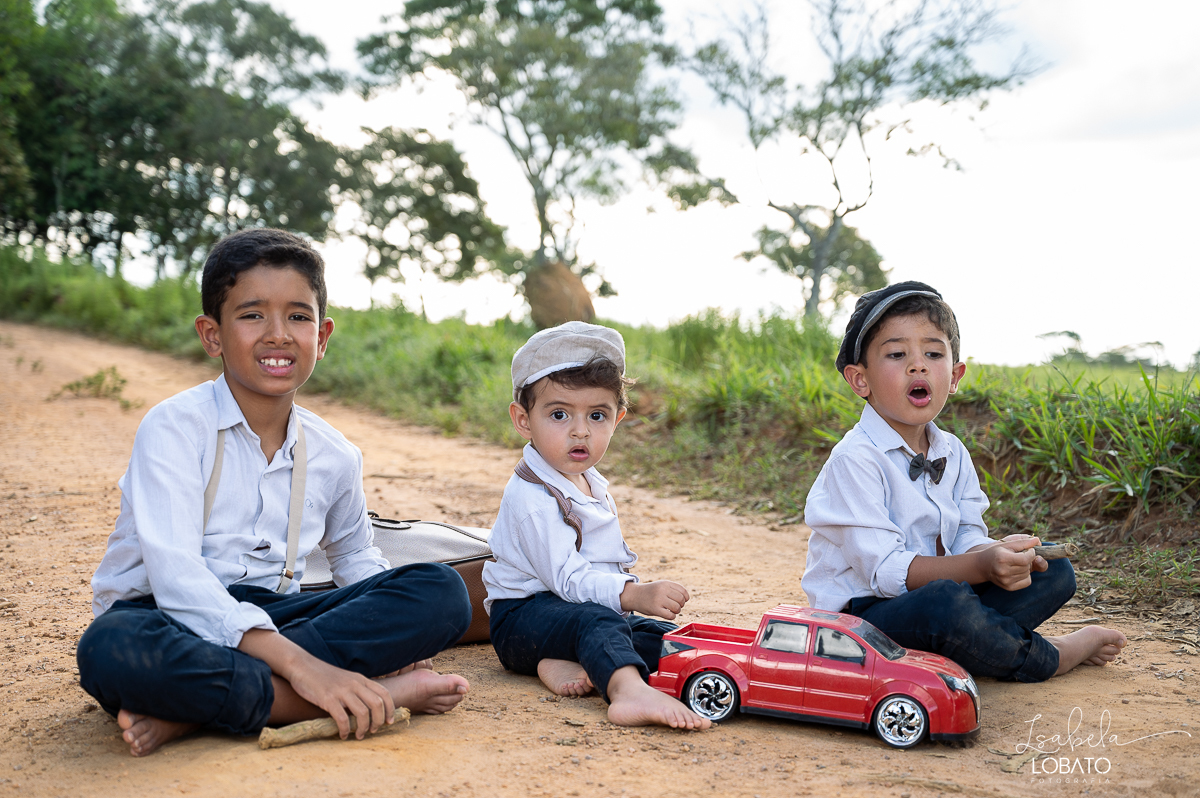 fotografia-de-criança-retrato-infantil-retratos-de-criança-ensaio-fotografico-infantil-retro-roupa-infantil-retro-para-menino-mala-antiga-boina-retratos-na-fazenda-fotografa-especializada-em-crianças-em-barbacena-mg-isabela-lobato-fotografia-bq-mg