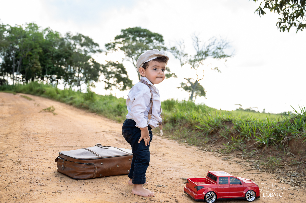 fotografia-de-criança-retrato-infantil-retratos-de-criança-ensaio-fotografico-infantil-retro-roupa-infantil-retro-para-menino-mala-antiga-boina-retratos-na-fazenda-fotografa-especializada-em-crianças-em-barbacena-mg-isabela-lobato-fotografia-bq-mg
