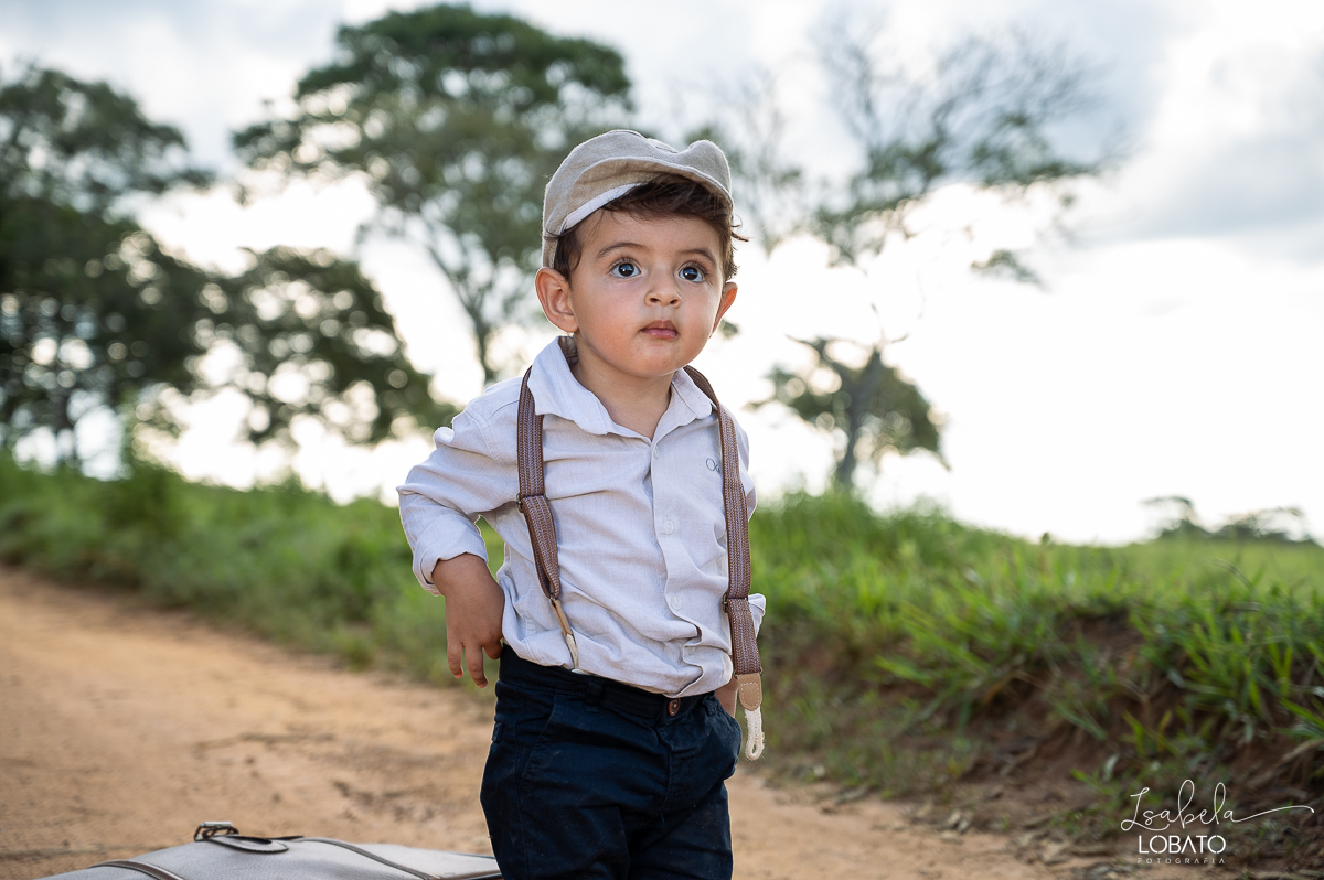 fotografia-de-criança-retrato-infantil-retratos-de-criança-ensaio-fotografico-infantil-retro-roupa-infantil-retro-para-menino-mala-antiga-boina-retratos-na-fazenda-fotografa-especializada-em-crianças-em-barbacena-mg-isabela-lobato-fotografia-bq-mg