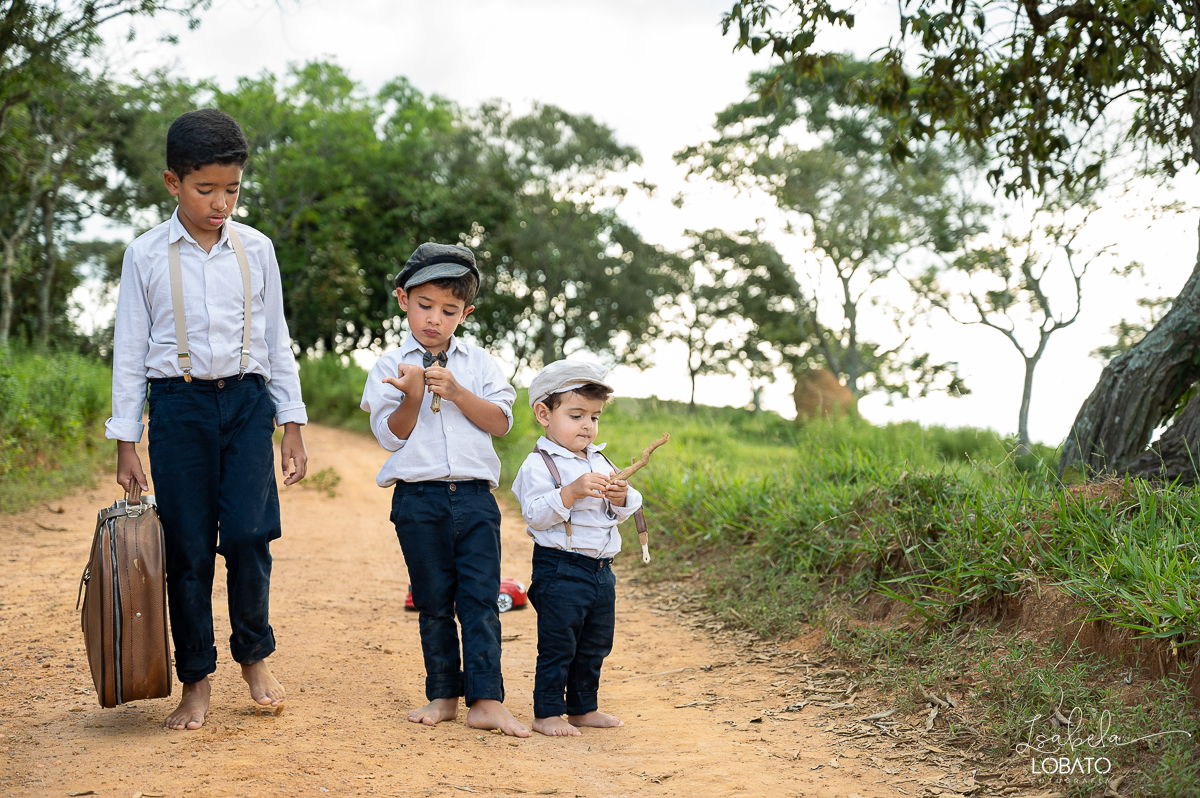 fotografia-de-criança-retrato-infantil-retratos-de-criança-ensaio-fotografico-infantil-retro-roupa-infantil-retro-para-menino-mala-antiga-boina-retratos-na-fazenda-fotografa-especializada-em-crianças-em-barbacena-mg-isabela-lobato-fotografia-bq-mg