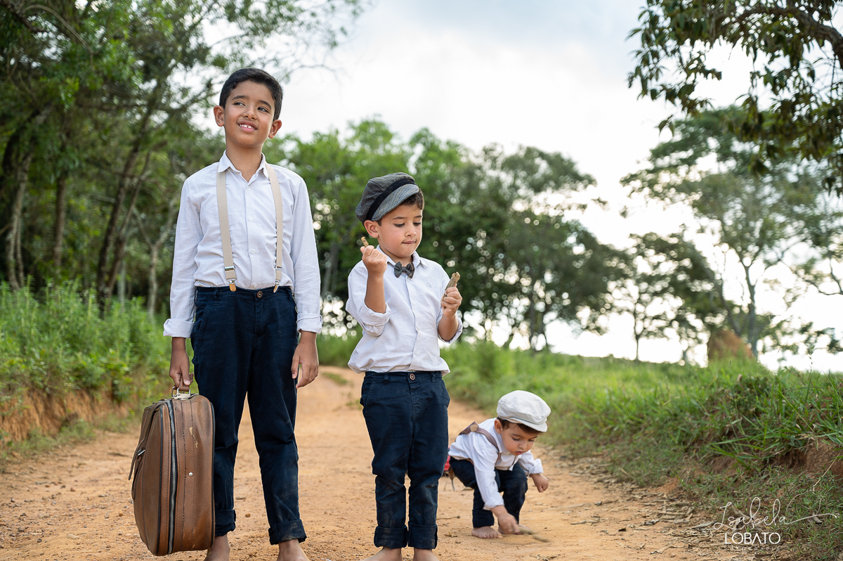 fotografia-de-criança-retrato-infantil-retratos-de-criança-ensaio-fotografico-infantil-retro-roupa-infantil-retro-para-menino-mala-antiga-boina-retratos-na-fazenda-fotografa-especializada-em-crianças-em-barbacena-mg-isabela-lobato-fotografia-bq-mg