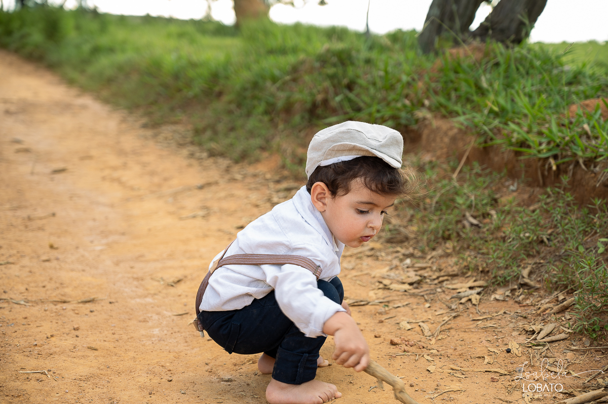 fotografia-de-criança-retrato-infantil-retratos-de-criança-ensaio-fotografico-infantil-retro-roupa-infantil-retro-para-menino-mala-antiga-boina-retratos-na-fazenda-fotografa-especializada-em-crianças-em-barbacena-mg-isabela-lobato-fotografia-bq-mg