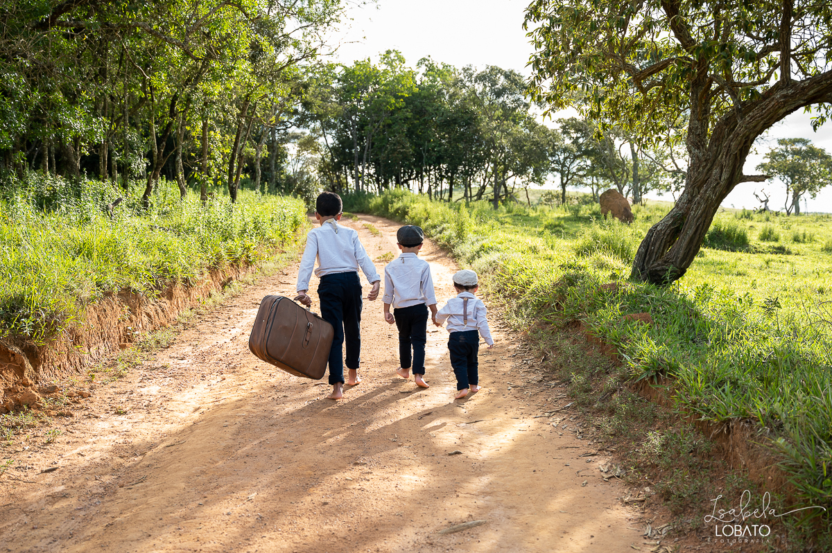 fotografia-de-criança-retrato-infantil-retratos-de-criança-ensaio-fotografico-infantil-retro-roupa-infantil-retro-para-menino-mala-antiga-boina-retratos-na-fazenda-fotografa-especializada-em-crianças-em-barbacena-mg-isabela-lobato-fotografia-bq-mg