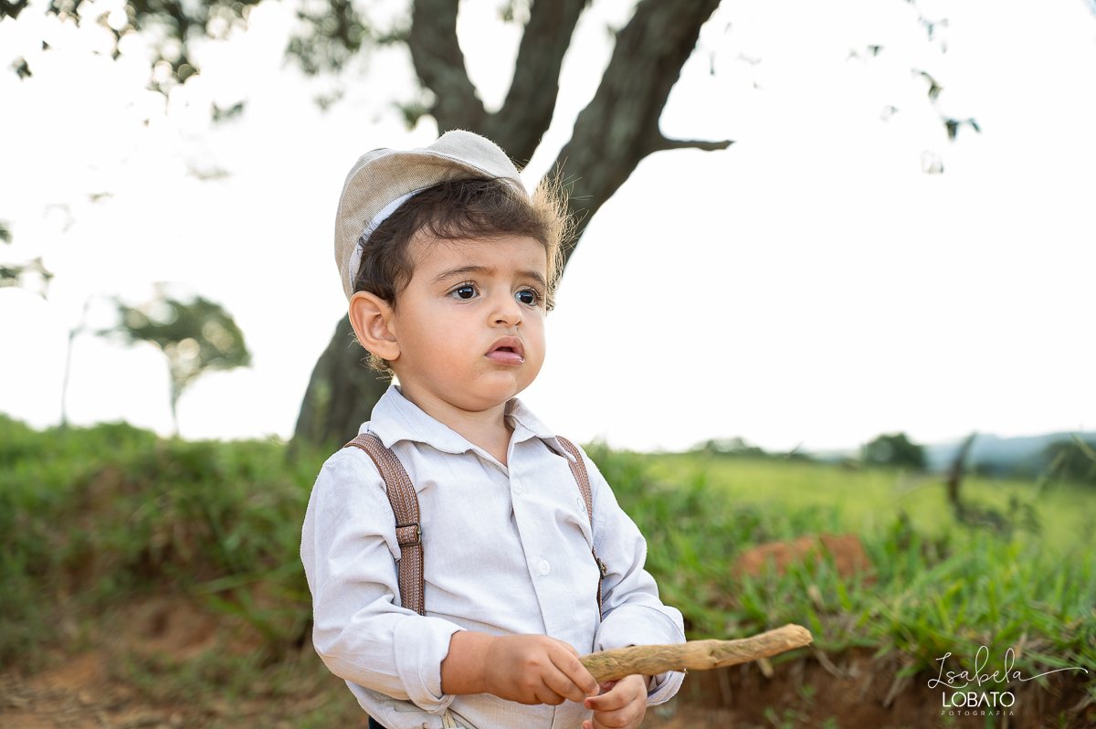 fotografia-de-criança-retrato-infantil-retratos-de-criança-ensaio-fotografico-infantil-retro-roupa-infantil-retro-para-menino-mala-antiga-boina-retratos-na-fazenda-fotografa-especializada-em-crianças-em-barbacena-mg-isabela-lobato-fotografia-bq-mg