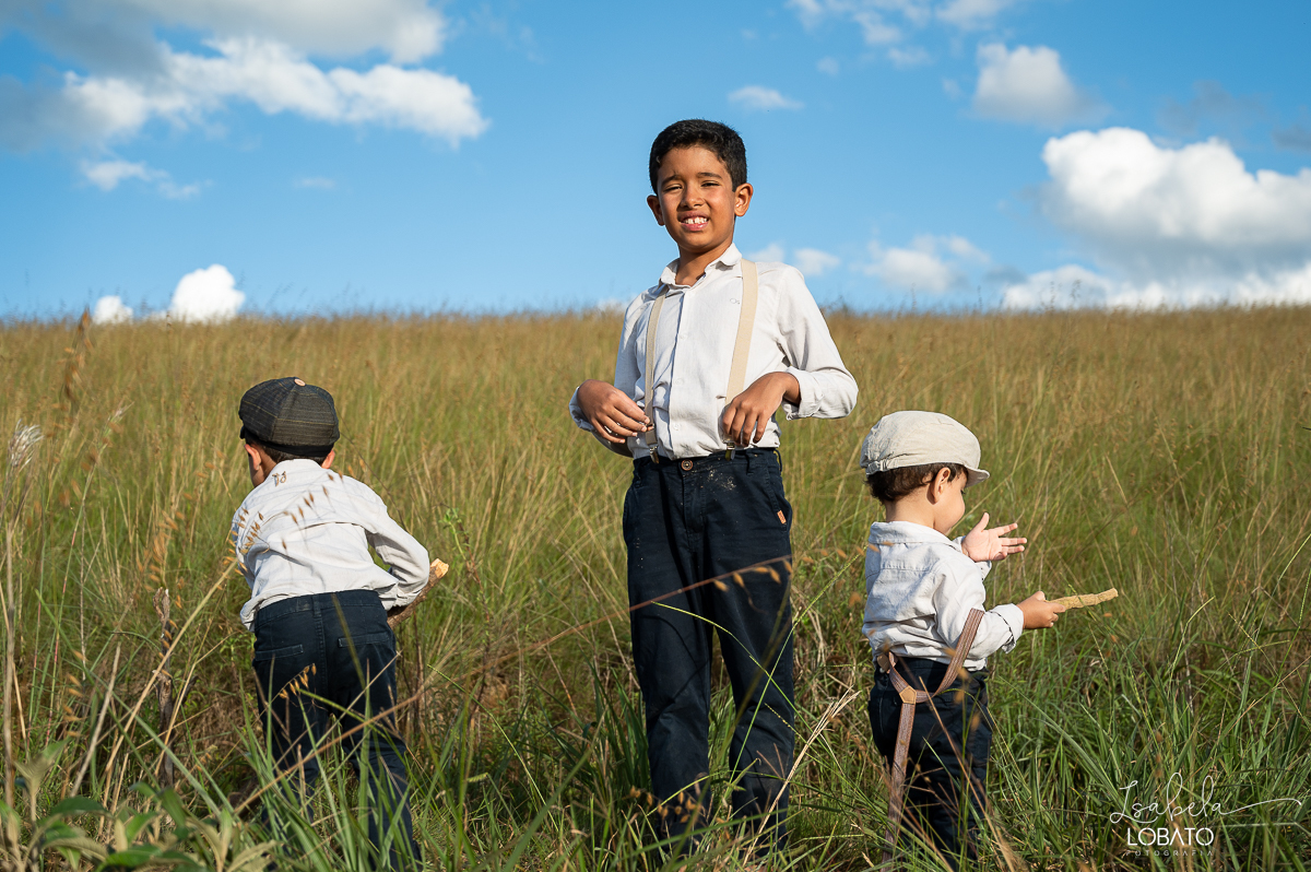 fotografia-de-criança-retrato-infantil-retratos-de-criança-ensaio-fotografico-infantil-retro-roupa-infantil-retro-para-menino-mala-antiga-boina-retratos-na-fazenda-fotografa-especializada-em-crianças-em-barbacena-mg-isabela-lobato-fotografia-bq-mg