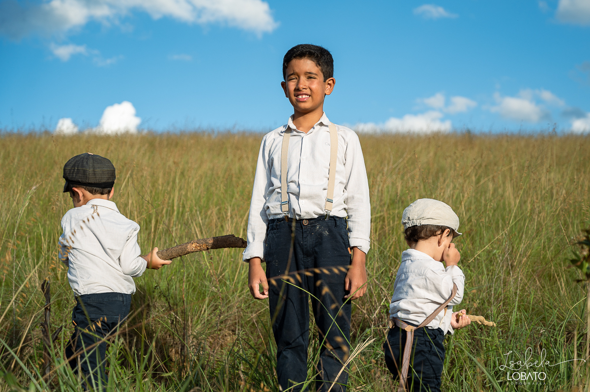 fotografia-de-criança-retrato-infantil-retratos-de-criança-ensaio-fotografico-infantil-retro-roupa-infantil-retro-para-menino-mala-antiga-boina-retratos-na-fazenda-fotografa-especializada-em-crianças-em-barbacena-mg-isabela-lobato-fotografia-bq-mg