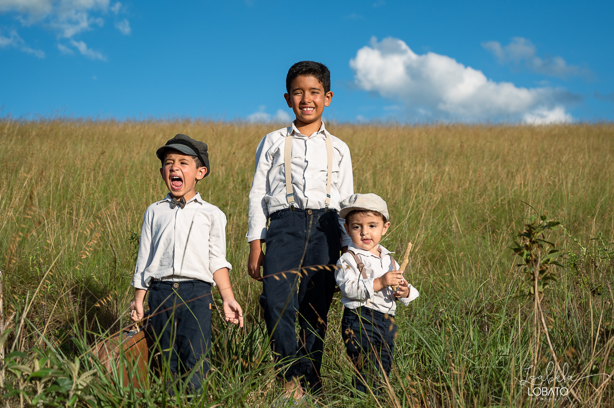 fotografia-de-criança-retrato-infantil-retratos-de-criança-ensaio-fotografico-infantil-retro-roupa-infantil-retro-para-menino-mala-antiga-boina-retratos-na-fazenda-fotografa-especializada-em-crianças-em-barbacena-mg-isabela-lobato-fotografia-bq-mg