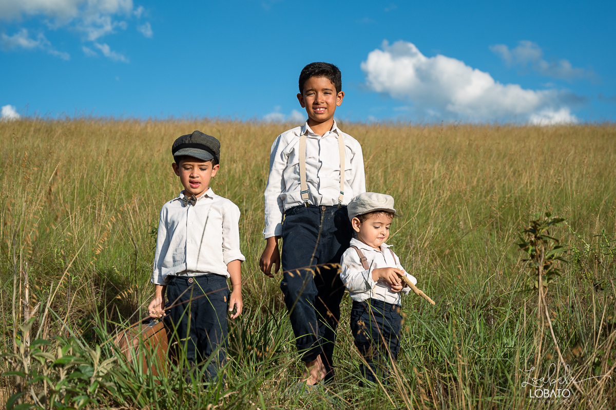 fotografia-de-criança-retrato-infantil-retratos-de-criança-ensaio-fotografico-infantil-retro-roupa-infantil-retro-para-menino-mala-antiga-boina-retratos-na-fazenda-fotografa-especializada-em-crianças-em-barbacena-mg-isabela-lobato-fotografia-bq-mg