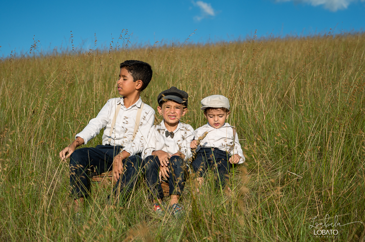 fotografia-de-criança-retrato-infantil-retratos-de-criança-ensaio-fotografico-infantil-retro-roupa-infantil-retro-para-menino-mala-antiga-boina-retratos-na-fazenda-fotografa-especializada-em-crianças-em-barbacena-mg-isabela-lobato-fotografia-bq-mg