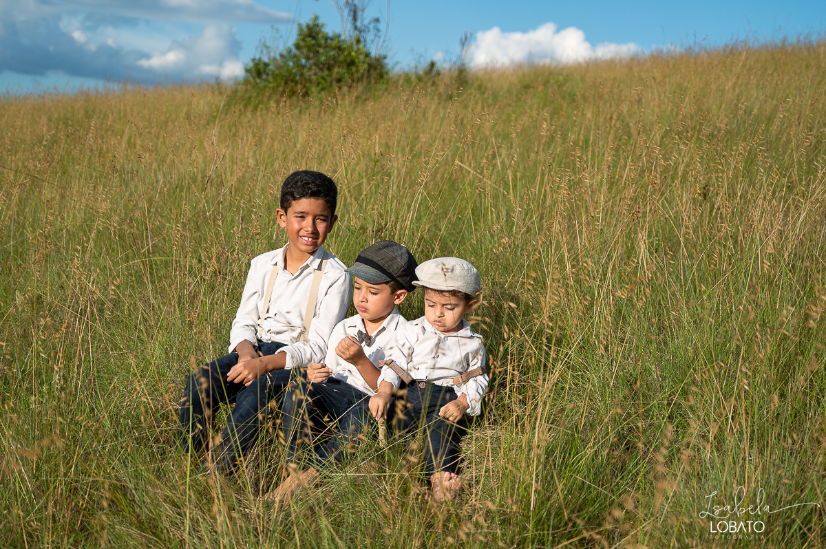fotografia-de-criança-retrato-infantil-retratos-de-criança-ensaio-fotografico-infantil-retro-roupa-infantil-retro-para-menino-mala-antiga-boina-retratos-na-fazenda-fotografa-especializada-em-crianças-em-barbacena-mg-isabela-lobato-fotografia-bq-mg
