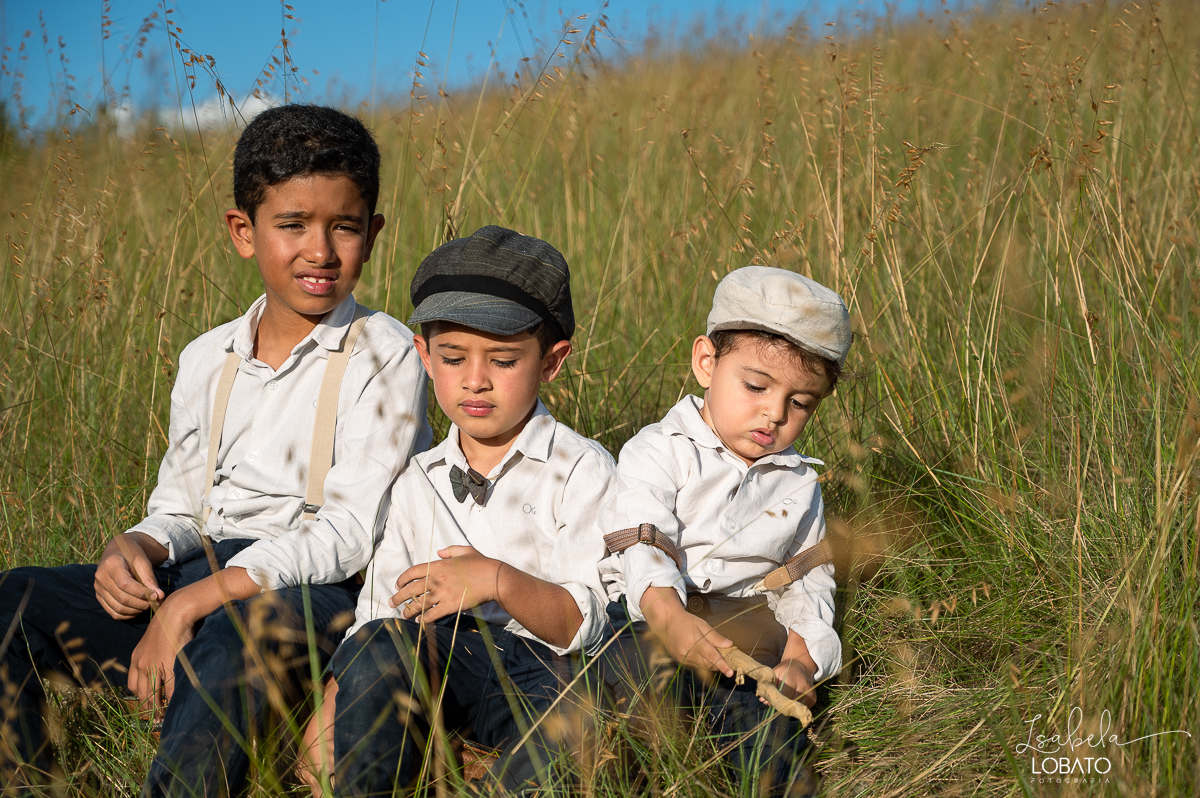fotografia-de-criança-retrato-infantil-retratos-de-criança-ensaio-fotografico-infantil-retro-roupa-infantil-retro-para-menino-mala-antiga-boina-retratos-na-fazenda-fotografa-especializada-em-crianças-em-barbacena-mg-isabela-lobato-fotografia-bq-mg