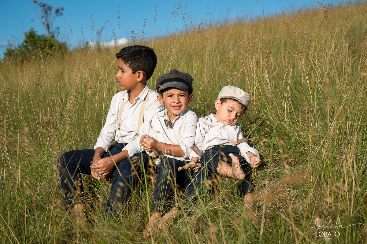 fotografia-de-criança-retrato-infantil-retratos-de-criança-ensaio-fotografico-infantil-retro-roupa-infantil-retro-para-menino-mala-antiga-boina-retratos-na-fazenda-fotografa-especializada-em-crianças-em-barbacena-mg-isabela-lobato-fotografia-bq-mg