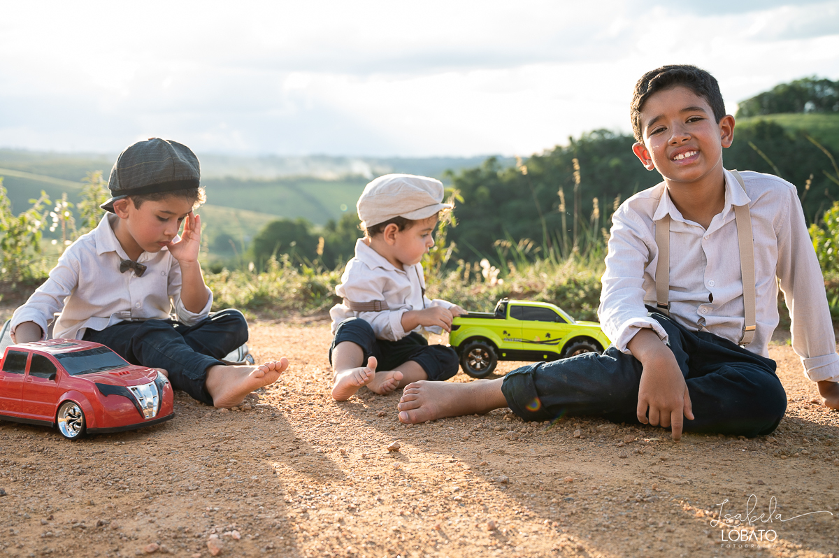 fotografia-de-criança-retrato-infantil-retratos-de-criança-ensaio-fotografico-infantil-retro-roupa-infantil-retro-para-menino-mala-antiga-boina-retratos-na-fazenda-fotografa-especializada-em-crianças-em-barbacena-mg-isabela-lobato-fotografia-bq-mg