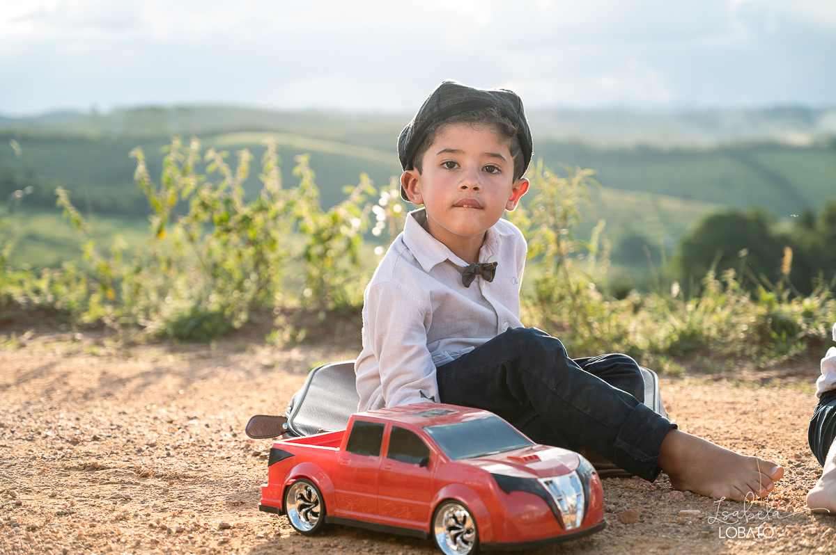 fotografia-de-criança-retrato-infantil-retratos-de-criança-ensaio-fotografico-infantil-retro-roupa-infantil-retro-para-menino-mala-antiga-boina-retratos-na-fazenda-fotografa-especializada-em-crianças-em-barbacena-mg-isabela-lobato-fotografia-bq-mg