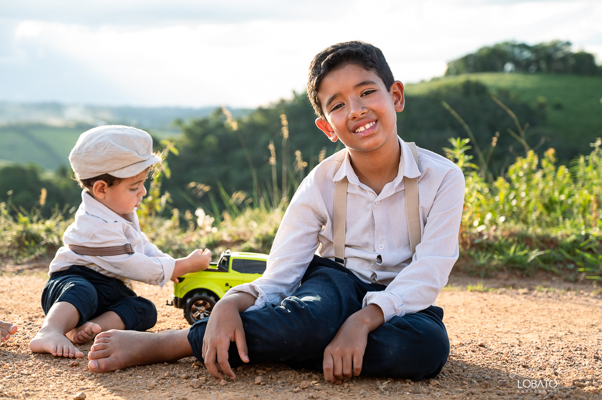 fotografia-de-criança-retrato-infantil-retratos-de-criança-ensaio-fotografico-infantil-retro-roupa-infantil-retro-para-menino-mala-antiga-boina-retratos-na-fazenda-fotografa-especializada-em-crianças-em-barbacena-mg-isabela-lobato-fotografia-bq-mg