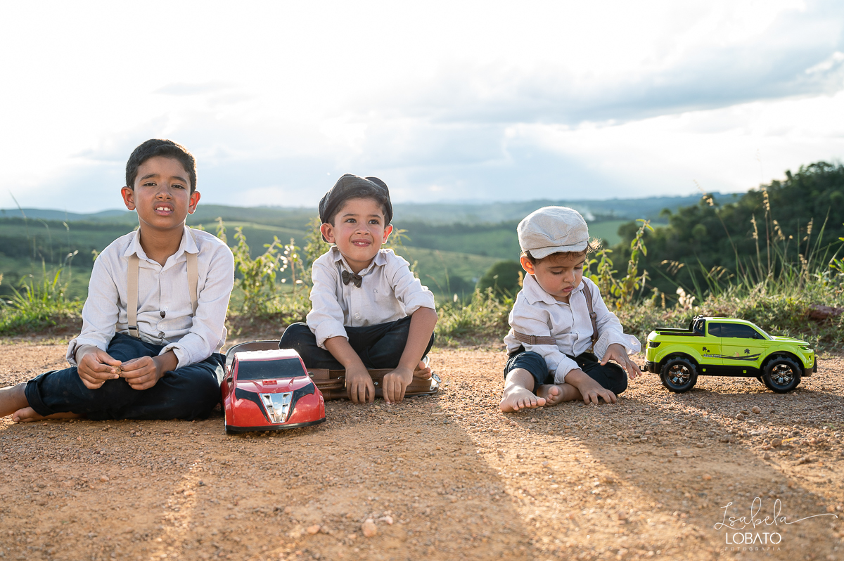 fotografia-de-criança-retrato-infantil-retratos-de-criança-ensaio-fotografico-infantil-retro-roupa-infantil-retro-para-menino-mala-antiga-boina-retratos-na-fazenda-fotografa-especializada-em-crianças-em-barbacena-mg-isabela-lobato-fotografia-bq-mg