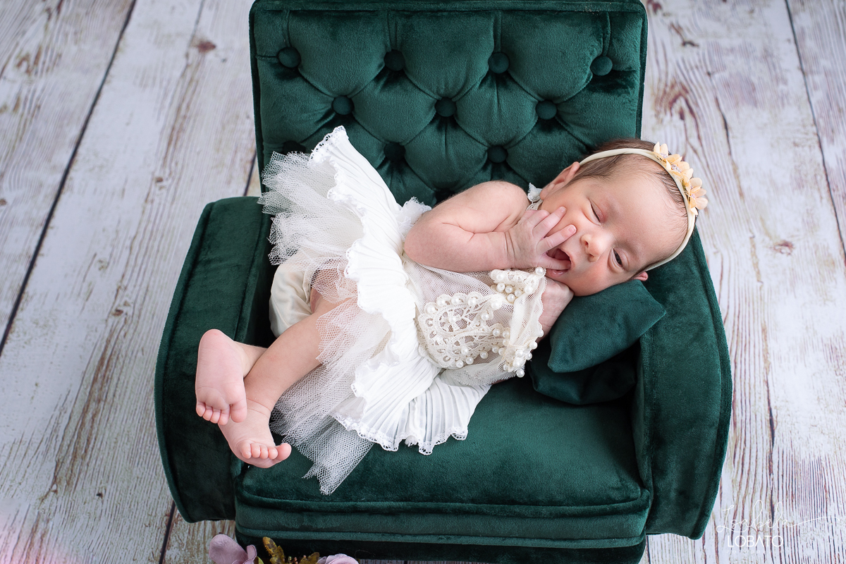 ensaio-fotografico-newborn-ensaio-de-recem-nascido-newborn-de-gemeas-gravidez-gemelar-irmas-gemeas-recem-nascida-fotografia-de-bebes-gemeas-fotografa-especializada-em-newborn-em-barbacena-e-regiao-estudio-fotografico-em-barbacena-isabela-loabato-fotografa