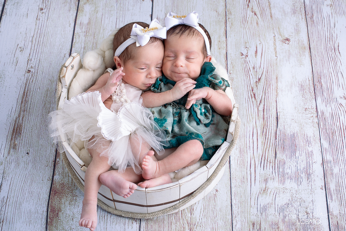 ensaio-fotografico-newborn-ensaio-de-recem-nascido-newborn-de-gemeas-gravidez-gemelar-irmas-gemeas-recem-nascida-fotografia-de-bebes-gemeas-fotografa-especializada-em-newborn-em-barbacena-e-regiao-estudio-fotografico-em-barbacena-isabela-loabato-fotografa
