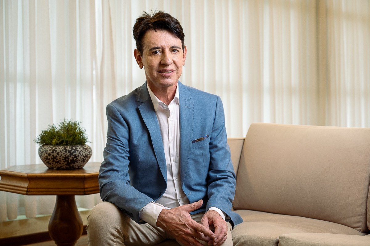 foto- biografia-fotografia-para-perfil-profissional-retratos-corporativo-mkt-colunista-social-em-barbacena-jornalista-do-jornal-correio-da-serra-em-barbacena-e-barbacena-online-fotografa-isabela-lobato-fotografa-de-publicidade-coluna-do-borges-barbacena