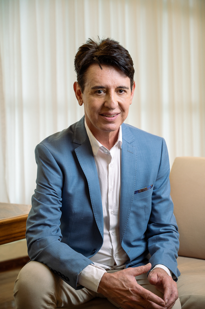 foto- biografia-fotografia-para-perfil-profissional-retratos-corporativo-mkt-colunista-social-em-barbacena-jornalista-do-jornal-correio-da-serra-em-barbacena-e-barbacena-online-fotografa-isabela-lobato-fotografa-de-publicidade-coluna-do-borges-barbacena