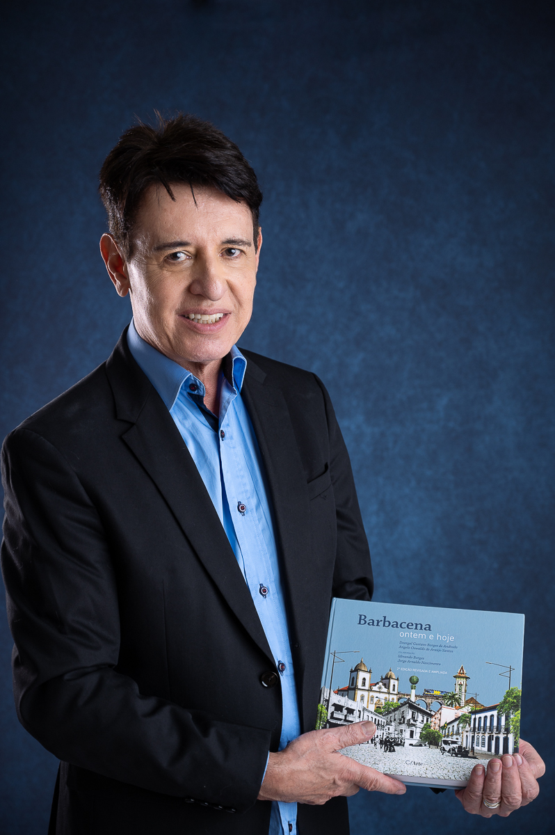 foto- biografia-fotografia-para-perfil-profissional-retratos-corporativo-mkt-colunista-social-em-barbacena-jornalista-do-jornal-correio-da-serra-em-barbacena-e-barbacena-online-fotografa-isabela-lobato-fotografa-de-publicidade-coluna-do-borges-barbacena