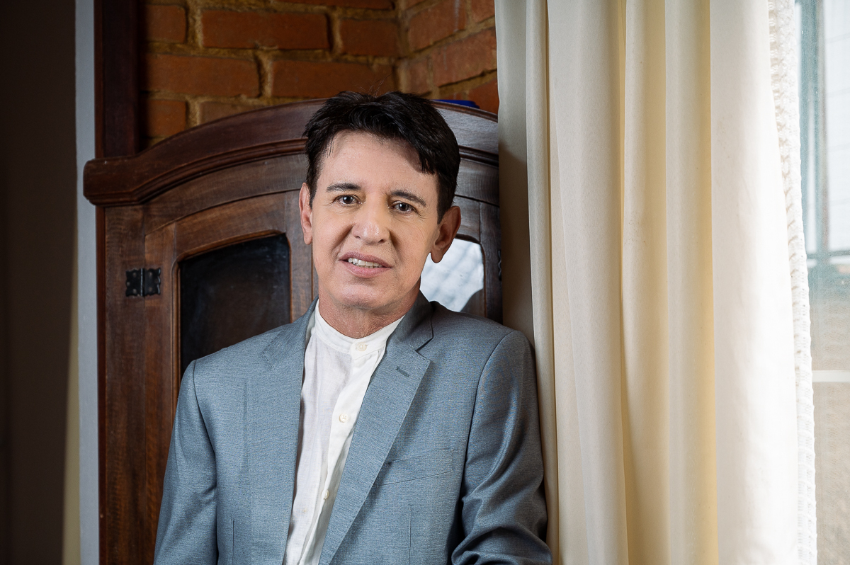 foto- biografia-fotografia-para-perfil-profissional-retratos-corporativo-mkt-colunista-social-em-barbacena-jornalista-do-jornal-correio-da-serra-em-barbacena-e-barbacena-online-fotografa-isabela-lobato-fotografa-de-publicidade-coluna-do-borges-barbacena