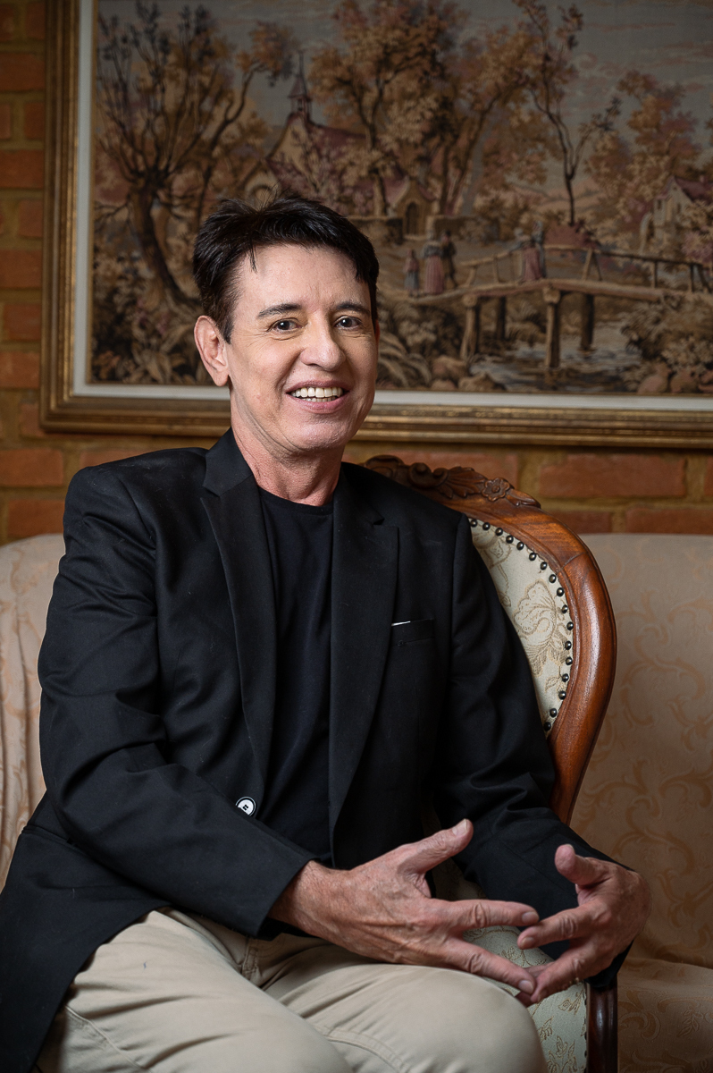 foto- biografia-fotografia-para-perfil-profissional-retratos-corporativo-mkt-colunista-social-em-barbacena-jornalista-do-jornal-correio-da-serra-em-barbacena-e-barbacena-online-fotografa-isabela-lobato-fotografa-de-publicidade-coluna-do-borges-barbacena