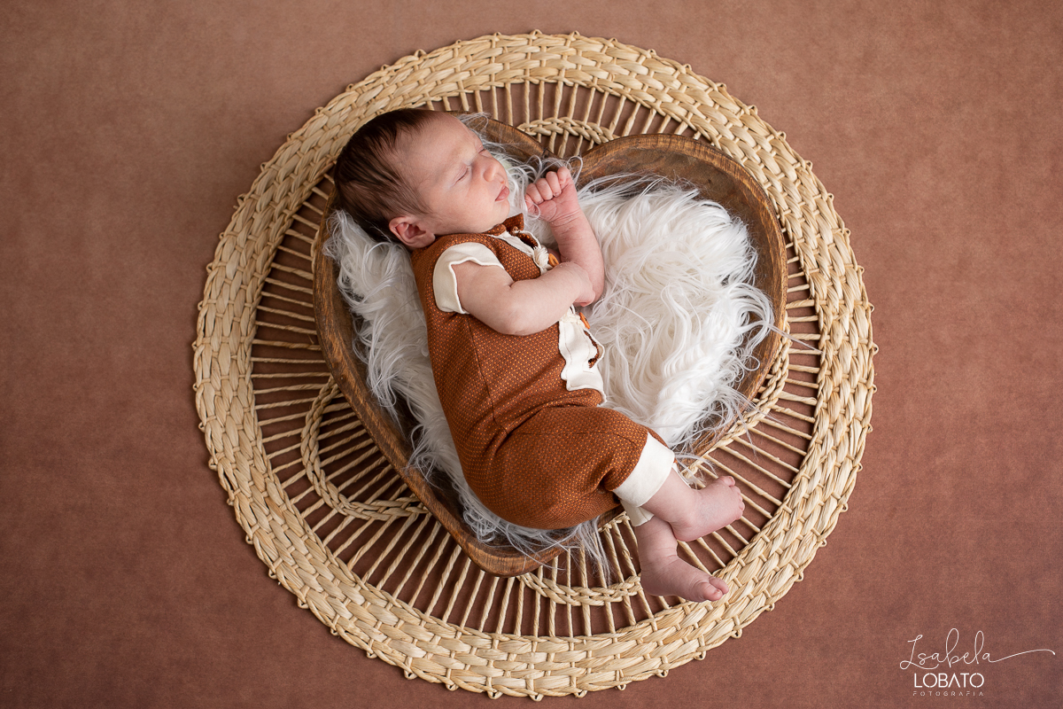 ensaio-fotografico-de-recem-nascido-ensaio-newborn-bebe-recem-nascido-sono-do-bebe-acompanhamento-fotografico-infantil-cenario-de-newborn-fundo-fotografico-para-ensaio-newborn-fotografa-especialista-em-ensaio-newborn-isabela-lobato-fotografia-barbacena-mg