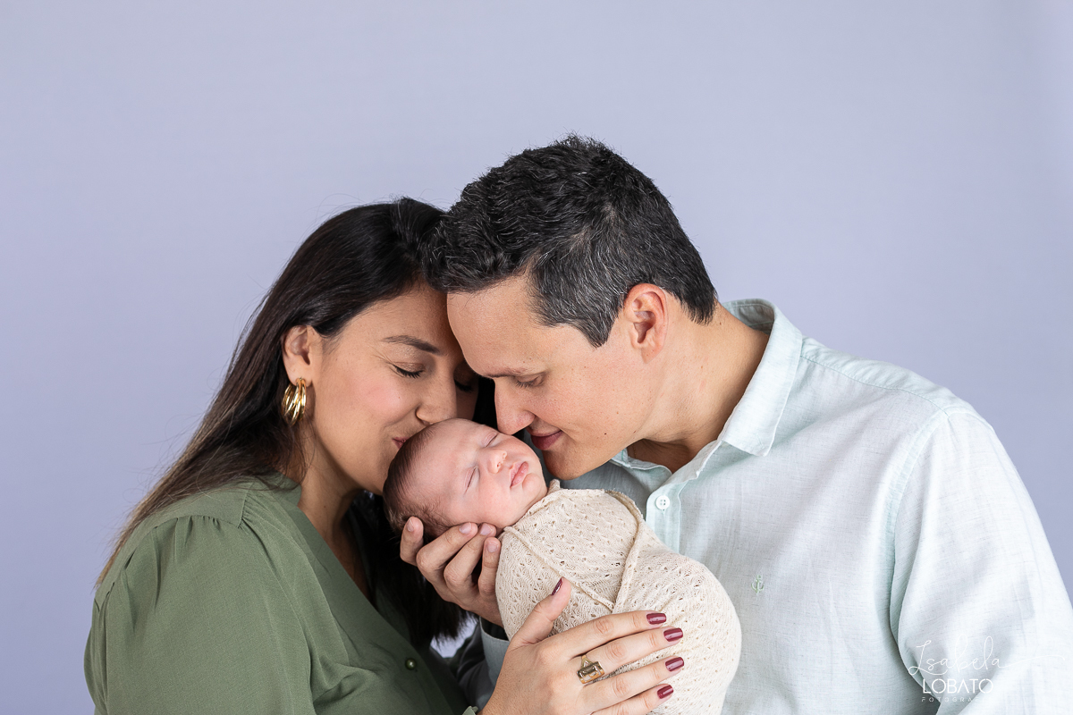 ensaio-fotografico-de-recem-nascido-ensaio-newborn-bebe-recem-nascido-sono-do-bebe-acompanhamento-fotografico-infantil-cenario-de-newborn-fundo-fotografico-para-ensaio-newborn-fotografa-especialista-em-ensaio-newborn-isabela-lobato-fotografia-barbacena-mg