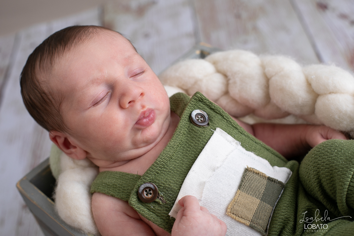 ensaio-fotografico-de-recem-nascido-ensaio-newborn-bebe-recem-nascido-sono-do-bebe-acompanhamento-fotografico-infantil-cenario-de-newborn-fundo-fotografico-para-ensaio-newborn-fotografa-especialista-em-ensaio-newborn-isabela-lobato-fotografia-barbacena-mg