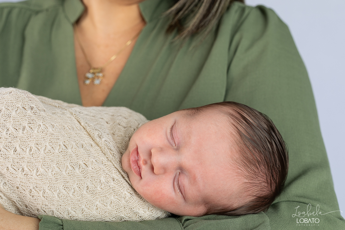 ensaio-fotografico-de-recem-nascido-ensaio-newborn-bebe-recem-nascido-sono-do-bebe-acompanhamento-fotografico-infantil-cenario-de-newborn-fundo-fotografico-para-ensaio-newborn-fotografa-especialista-em-ensaio-newborn-isabela-lobato-fotografia-barbacena-mg