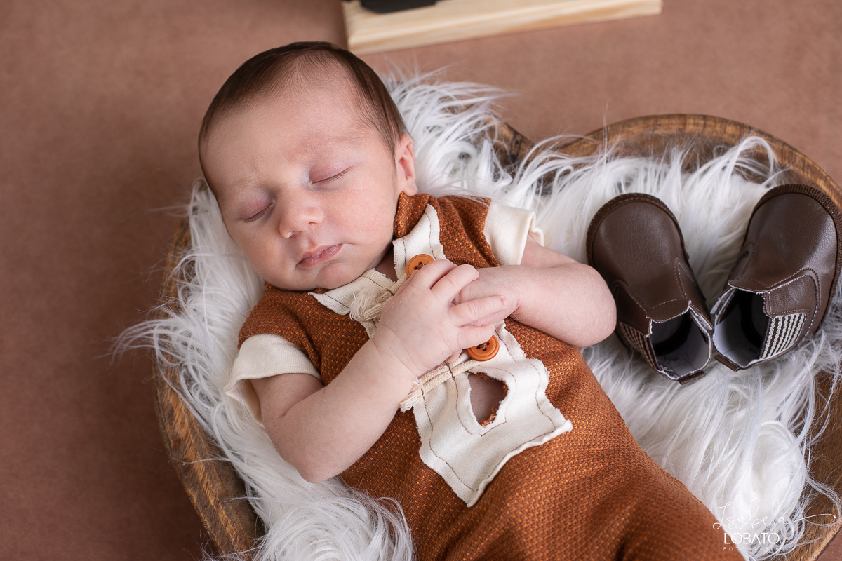 ensaio-fotografico-de-recem-nascido-ensaio-newborn-bebe-recem-nascido-sono-do-bebe-acompanhamento-fotografico-infantil-cenario-de-newborn-fundo-fotografico-para-ensaio-newborn-fotografa-especialista-em-ensaio-newborn-isabela-lobato-fotografia-barbacena-mg