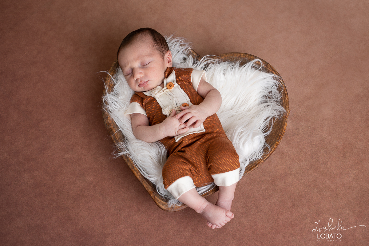 ensaio-fotografico-de-recem-nascido-ensaio-newborn-bebe-recem-nascido-sono-do-bebe-acompanhamento-fotografico-infantil-cenario-de-newborn-fundo-fotografico-para-ensaio-newborn-fotografa-especialista-em-ensaio-newborn-isabela-lobato-fotografia-barbacena-mg