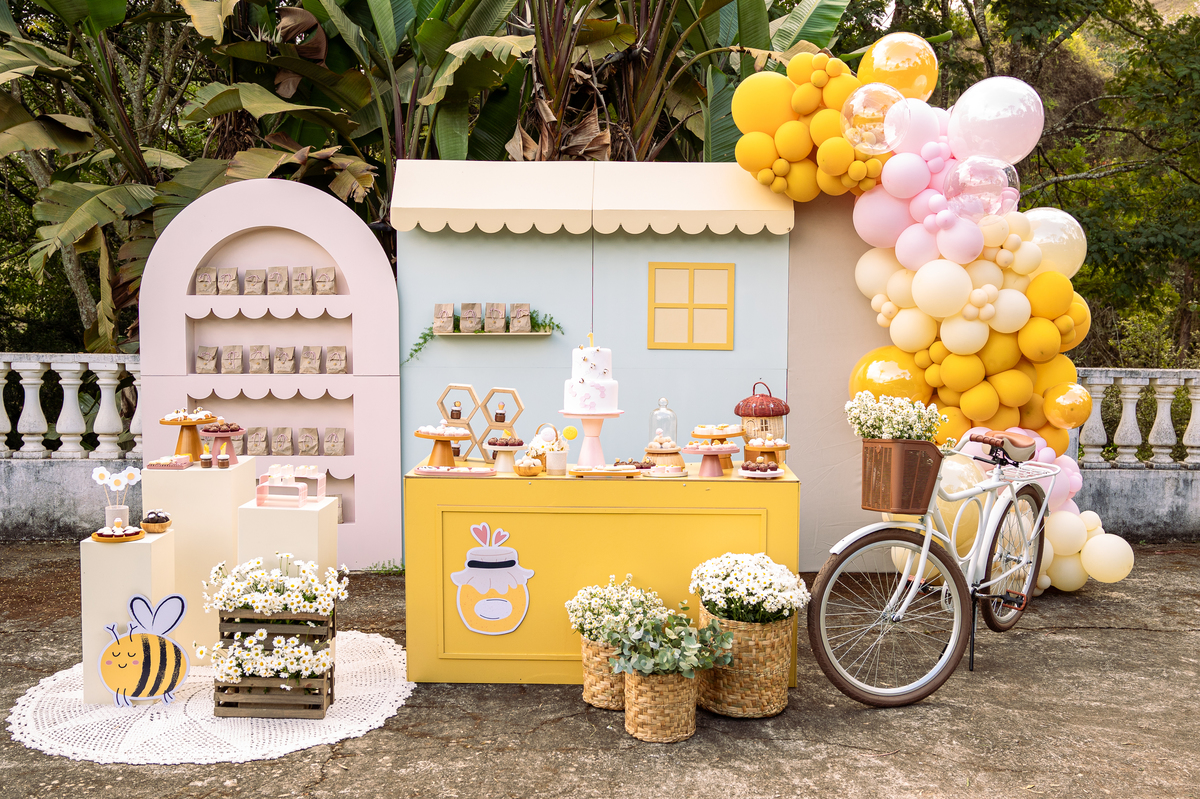 foto-para-aniversario-fotografo-de-aniversario-infantil-em-barbacena-fotografo-de-batizado-em-barbacena-fotografo-de-evento-infantil-em-barbacena-estudio-de-fotos-em-barbacena-isabela-lobato-fotografia-decoracao-festa-infantil-abelhinha