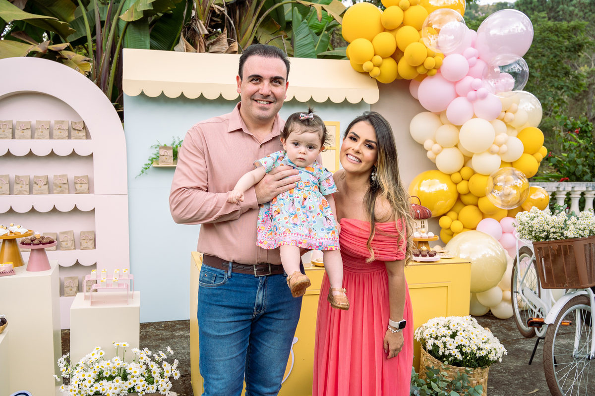 foto-para-aniversario-fotografo-de-aniversario-infantil-em-barbacena-fotografo-de-batizado-em-barbacena-fotografo-de-evento-infantil-em-barbacena-estudio-de-fotos-em-barbacena-isabela-lobato-fotografia-decoracao-festa-infantil-abelhinha