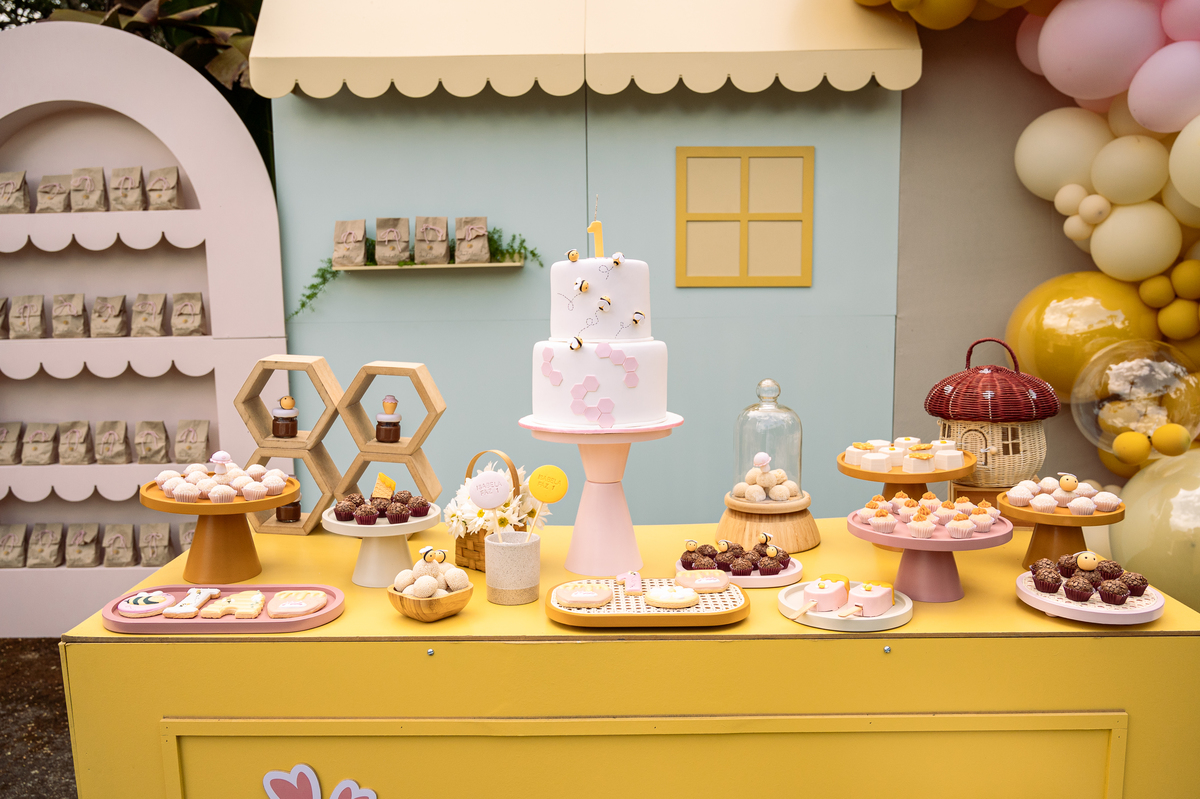 foto-para-aniversario-fotografo-de-aniversario-infantil-em-barbacena-fotografo-de-batizado-em-barbacena-fotografo-de-evento-infantil-em-barbacena-estudio-de-fotos-em-barbacena-isabela-lobato-fotografia-decoracao-festa-infantil-abelhinha