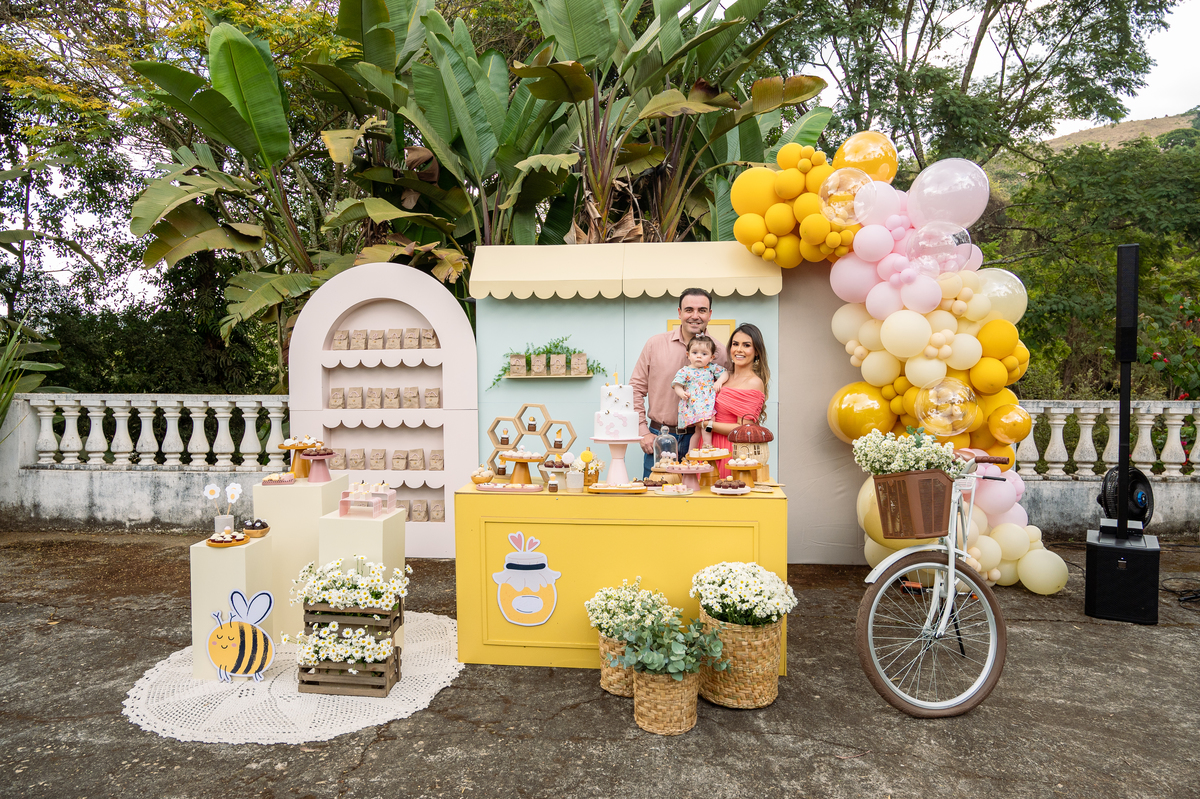 foto-para-aniversario-fotografo-de-aniversario-infantil-em-barbacena-fotografo-de-batizado-em-barbacena-fotografo-de-evento-infantil-em-barbacena-estudio-de-fotos-em-barbacena-isabela-lobato-fotografia-decoracao-abelhinha