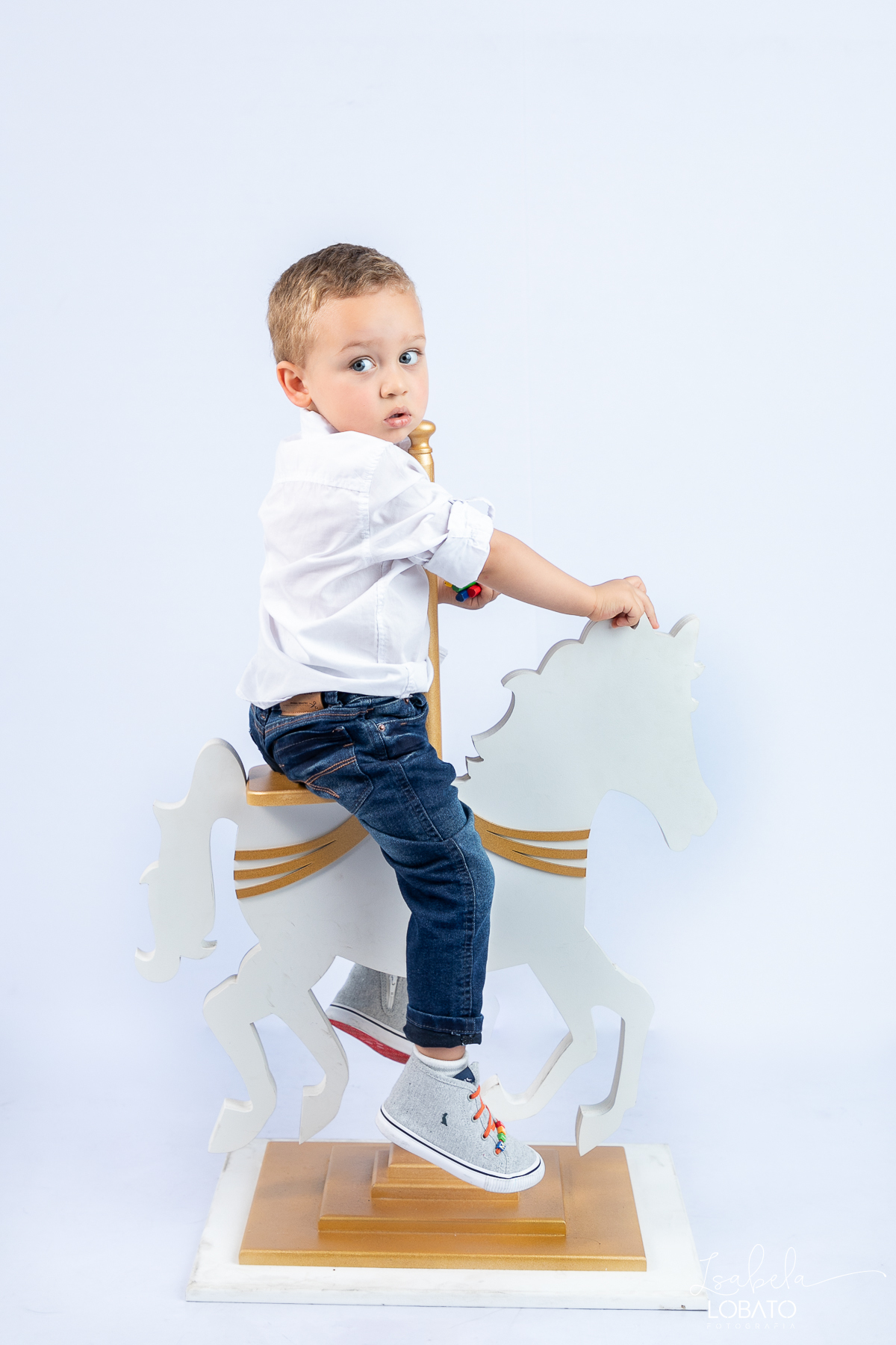 ensaio-fotografico-infantil-em-estudio-fotografia-de-crianca-idea-de-ensaio-fotografico-de-2-anos-ensaio-infantil-fundo-branco-fotografa-infantil-em-barbacena-estudio-isabela-lobato-fotografia