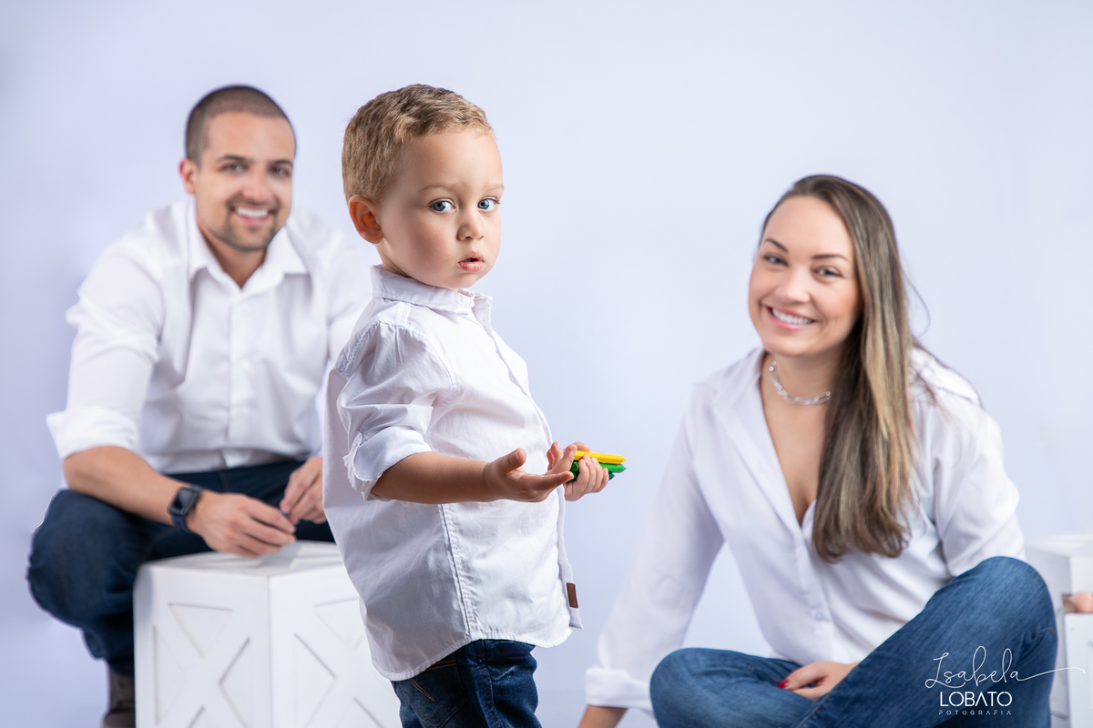 ensaio-fotografico-infantil-em-estudio-fotografia-de-crianca-idea-de-ensaio-fotografico-de-2-anos-ensaio-infantil-fundo-branco-fotografa-infantil-em-barbacena-estudio-isabela-lobato-fotografia