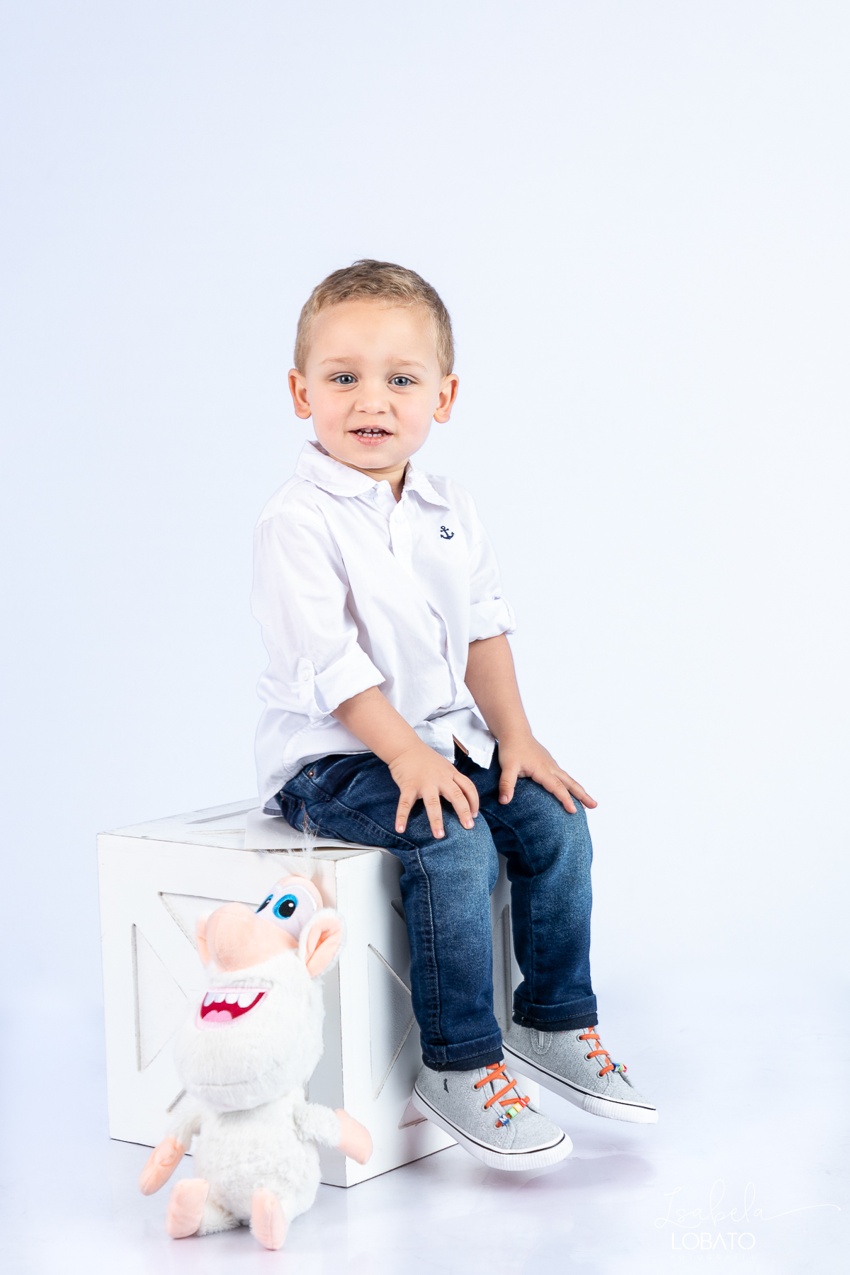 ensaio-fotografico-infantil-em-estudio-fotografia-de-crianca-idea-de-ensaio-fotografico-de-2-anos-ensaio-infantil-fundo-branco-fotografa-infantil-em-barbacena-estudio-isabela-lobato-fotografia