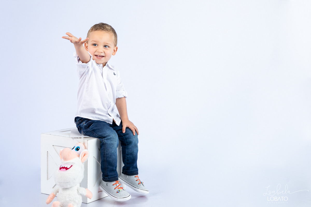 ensaio-fotografico-infantil-em-estudio-fotografia-de-crianca-idea-de-ensaio-fotografico-de-2-anos-ensaio-infantil-fundo-branco-fotografa-infantil-em-barbacena-estudio-isabela-lobato-fotografia