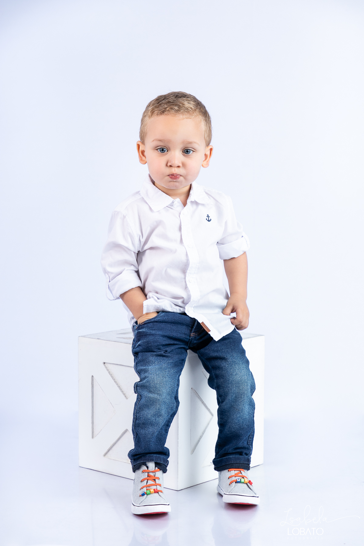 ensaio-fotografico-infantil-em-estudio-fotografia-de-crianca-idea-de-ensaio-fotografico-de-2-anos-ensaio-infantil-fundo-branco-fotografa-infantil-em-barbacena-estudio-isabela-lobato-fotografia