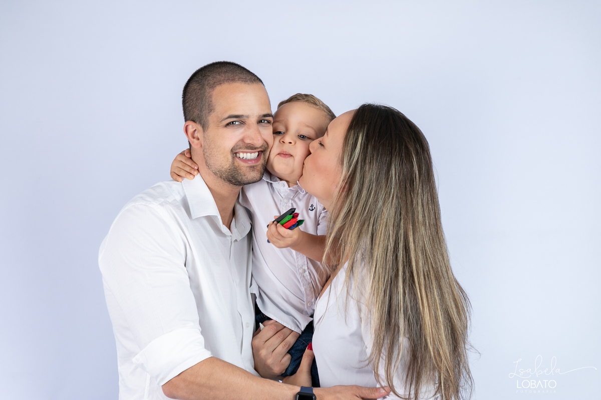 ensaio-fotografico-infantil-em-estudio-fotografia-de-crianca-idea-de-ensaio-fotografico-de-2-anos-ensaio-infantil-fundo-branco-fotografa-infantil-em-barbacena-estudio-isabela-lobato-fotografia