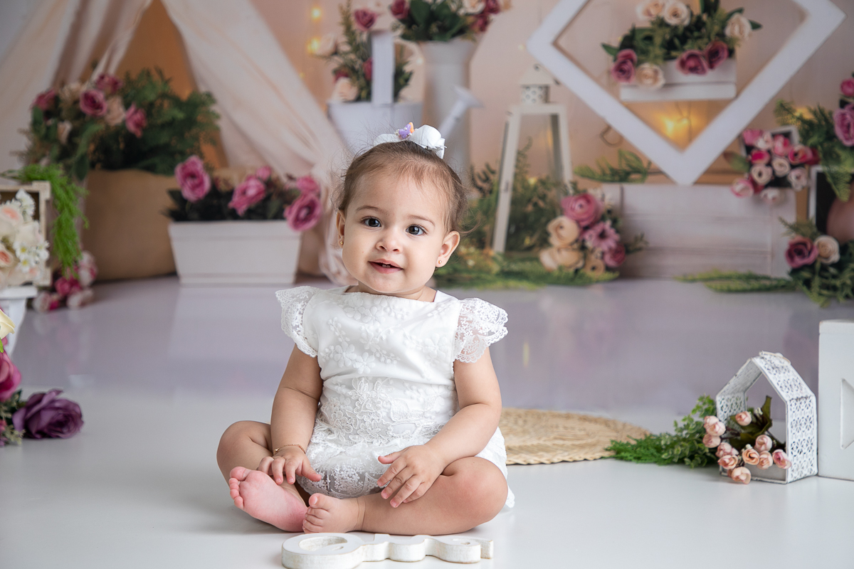 ensaio-fotografico-esmagando-o-bolo-smash-the-cake-fotos-bebe-1-ano-ensaio-fotografico-de-1-ano-ideia-de-ensaio-a-hora-do-bolo-melhor-fotografo-de-barbacena-estudio-de-fotografia-isabela-lobato-fotografia-fotografo-em-barbacena-isabela-lobato